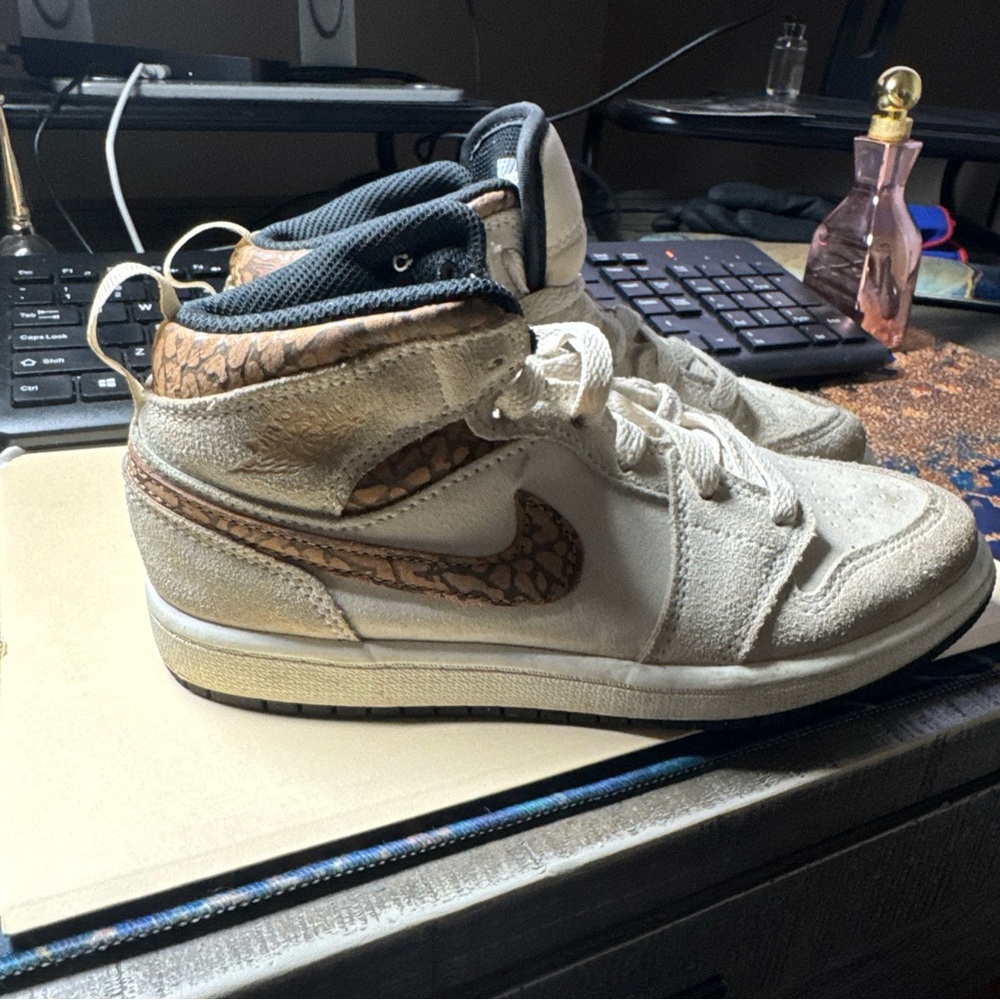 Nike Jordan 1 Mid SE Brown Elephant
Youth size 1.5 Cream and Brown Sneakers